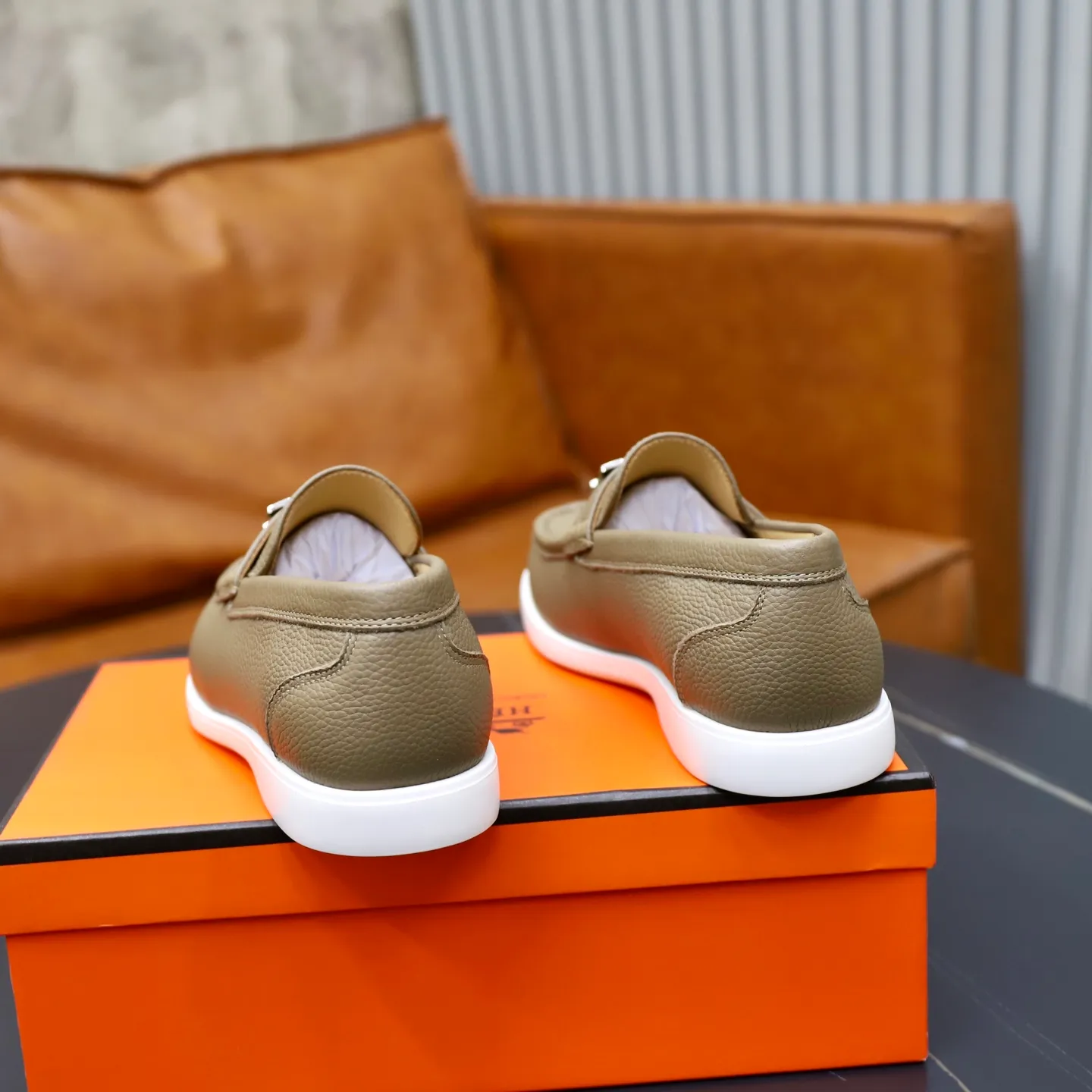 Ex-factory price: 560💰Hermès/Hermès slip-on men's shoes. This shoe is made of imported pebbled cowhide. It has simple and smooth lines and is combined with aerodynamically designed 3CM rubber foam ultra-light soles! Youthful and fashionable, classic H-shaped hardware buckle decoration, calf lining gently wraps the feet, with logo cowhide feet, casual and urban style, highlighting youthful vitality, sports and leisure version, super versatile, code number: 38-39-40-41-42-43-44 standard leather shoe size (45 can be customized but does not support returns)